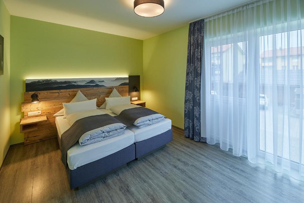 Postel nebo postele na pokoji v ubytování Hotel Gasthof Fellner