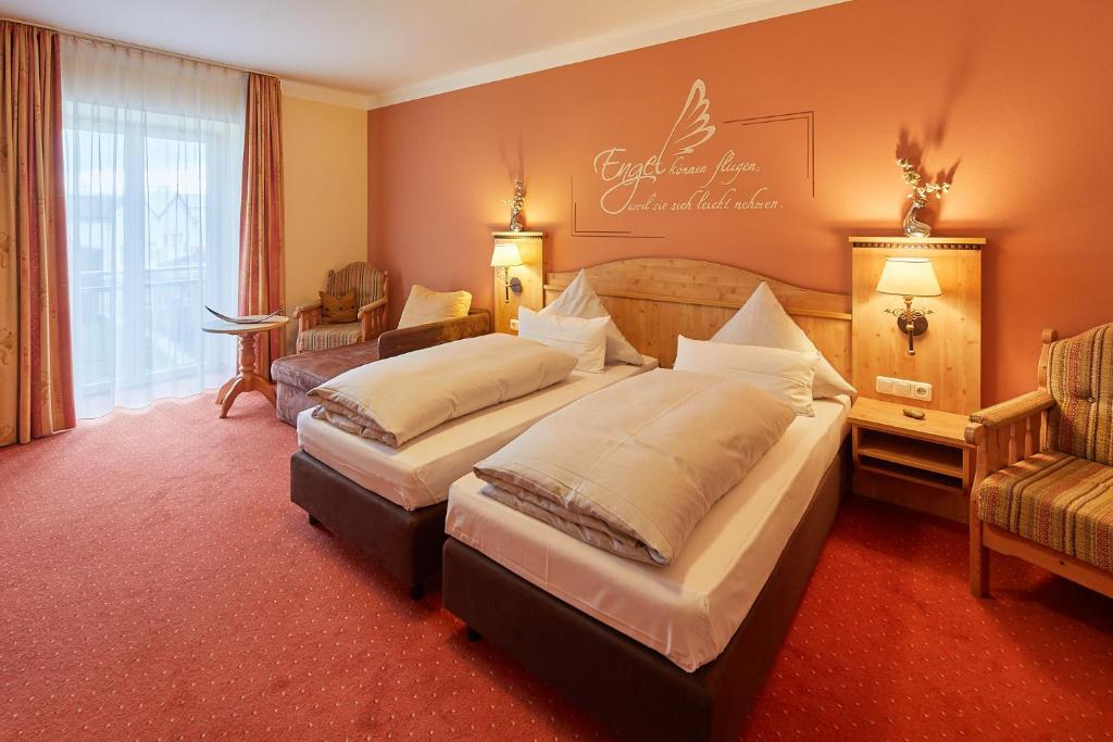 Postel nebo postele na pokoji v ubytování Hotel Gasthof Fellner