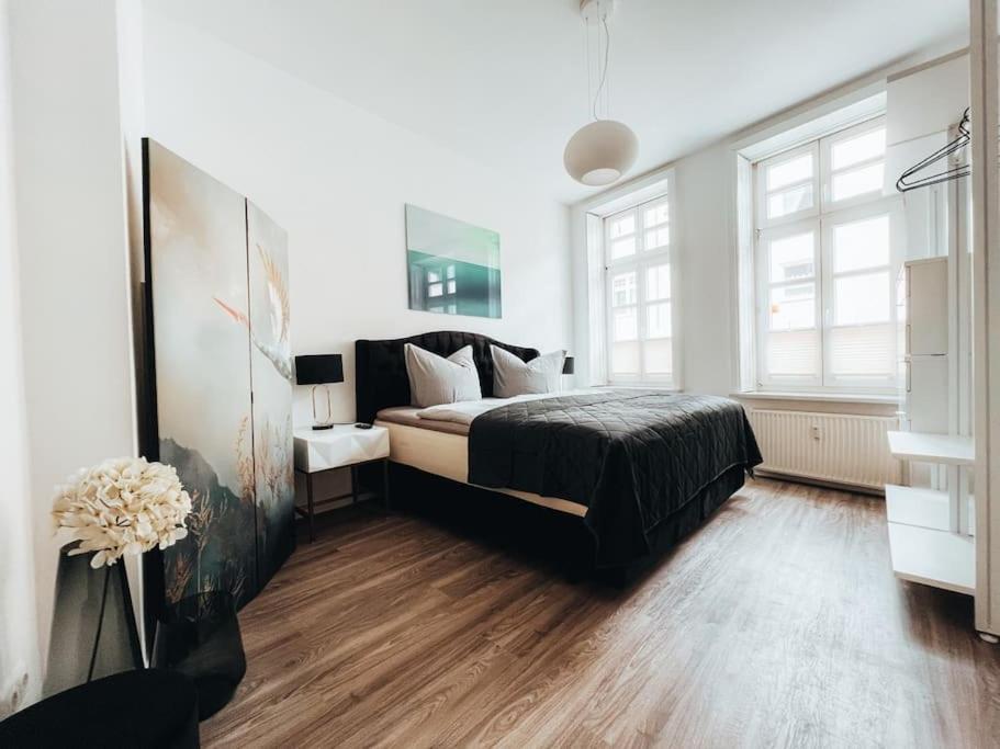 - une chambre avec un lit et une grande fenêtre dans l'établissement Lieblingsapartment No.10 mit 2 Schlafzimmern und eigener Terrasse, à Rostock
