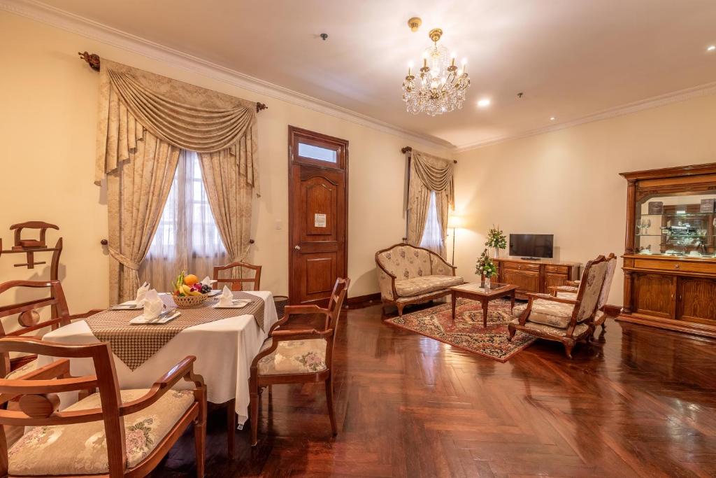 Suite Grand Nhìn Ra Thành Phố Hoặc Ban Công