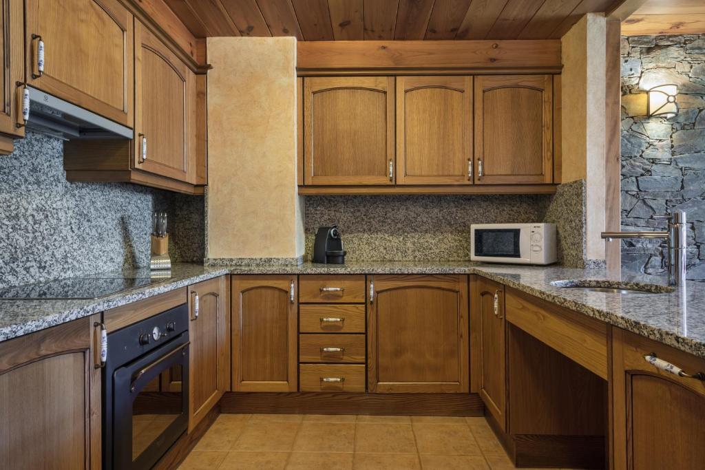 Kuchyň nebo kuchyňský kout v ubytování Apartaments Els Llacs