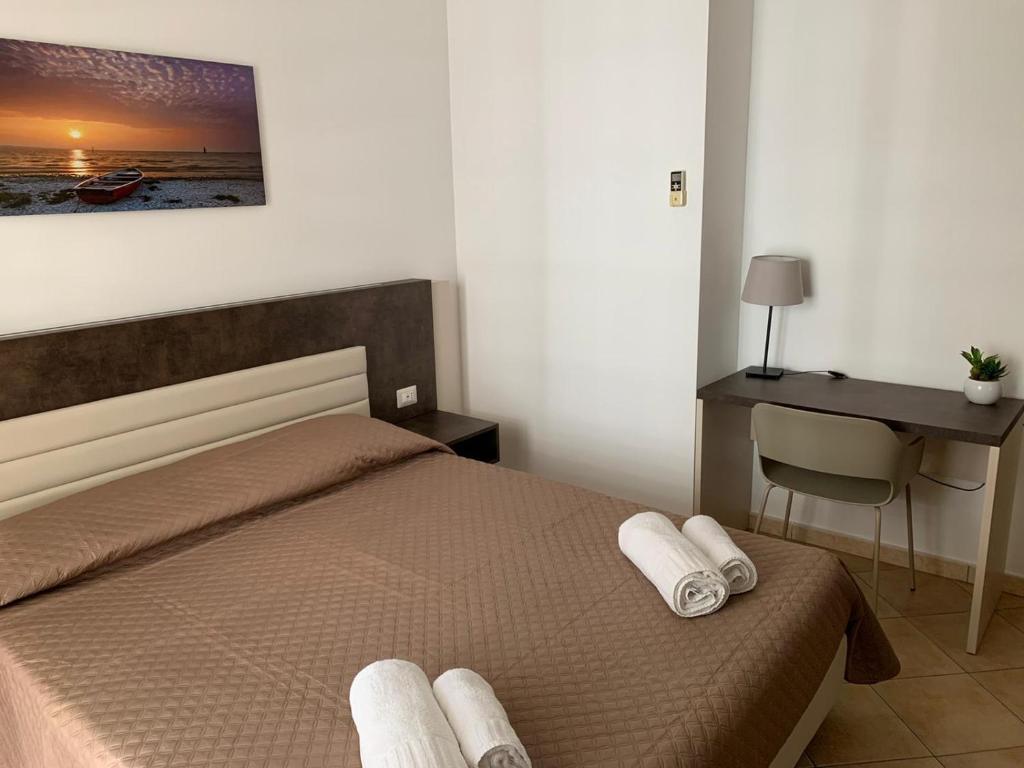 - une chambre avec un lit et 2 serviettes dans l'établissement Dea Seaview, à Cefalù