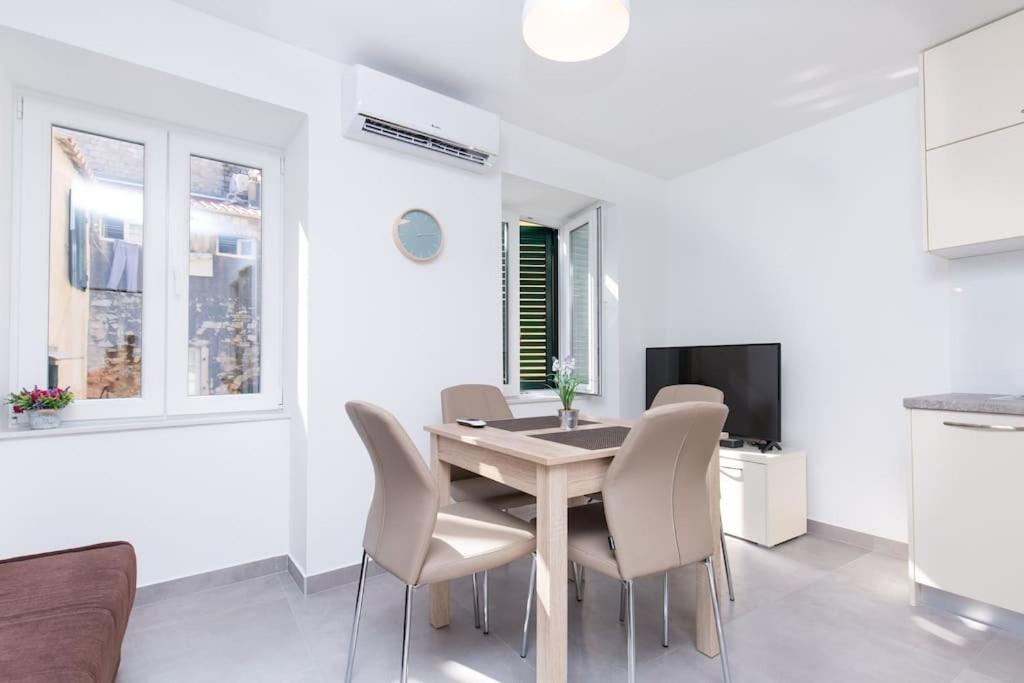 Μια τηλεόραση ή/και κέντρο ψυχαγωγίας στο DIO DREAM (Inside Palace)