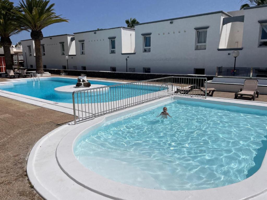 una persona nadando en una piscina en Casa Clara - Playa Matagorda, en Puerto del Carmen