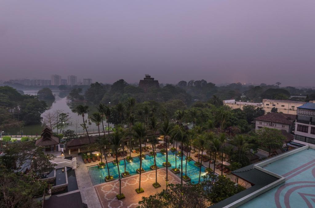 Kolam renang di atau dekat dengan Hotel Chatrium Royal Lake Yangon