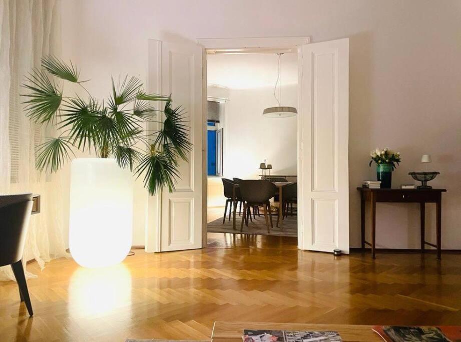 a living room with a table and a palm tree at Charmante Innenstadtwohnung in Vienna