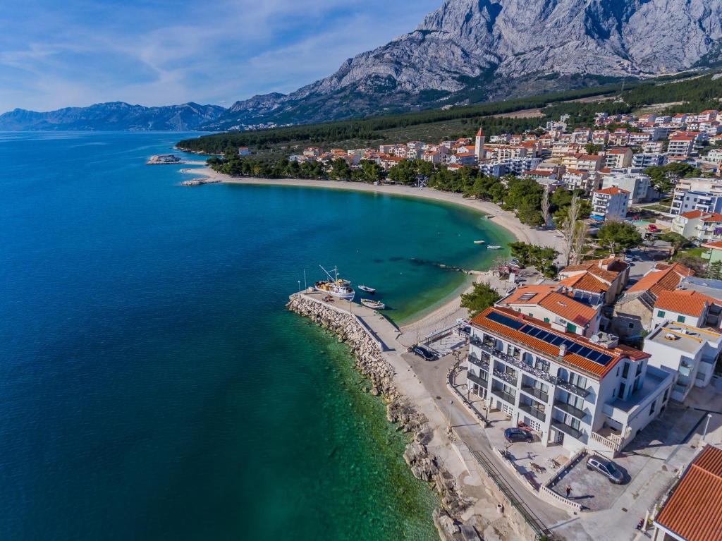 - une vue aérienne sur une plage avec des bâtiments et l'eau dans l'établissement Marello, à Promajna