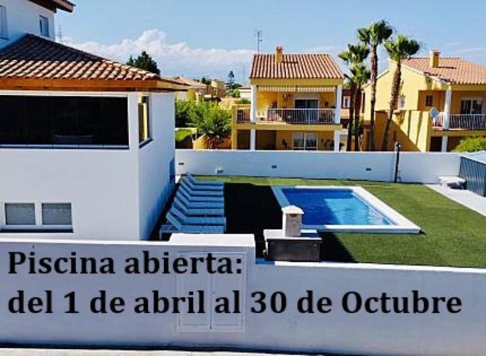 a sign in front of a house with a swimming pool at Mar i Cel -Chalet con piscina privada- in Peniscola