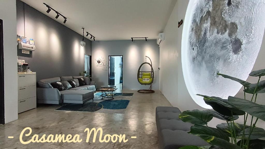 un soggiorno con divano e tavolo di Casamea MOON (Shoplot) 2 Bedroom-Free Wifi & Washer a Sibu