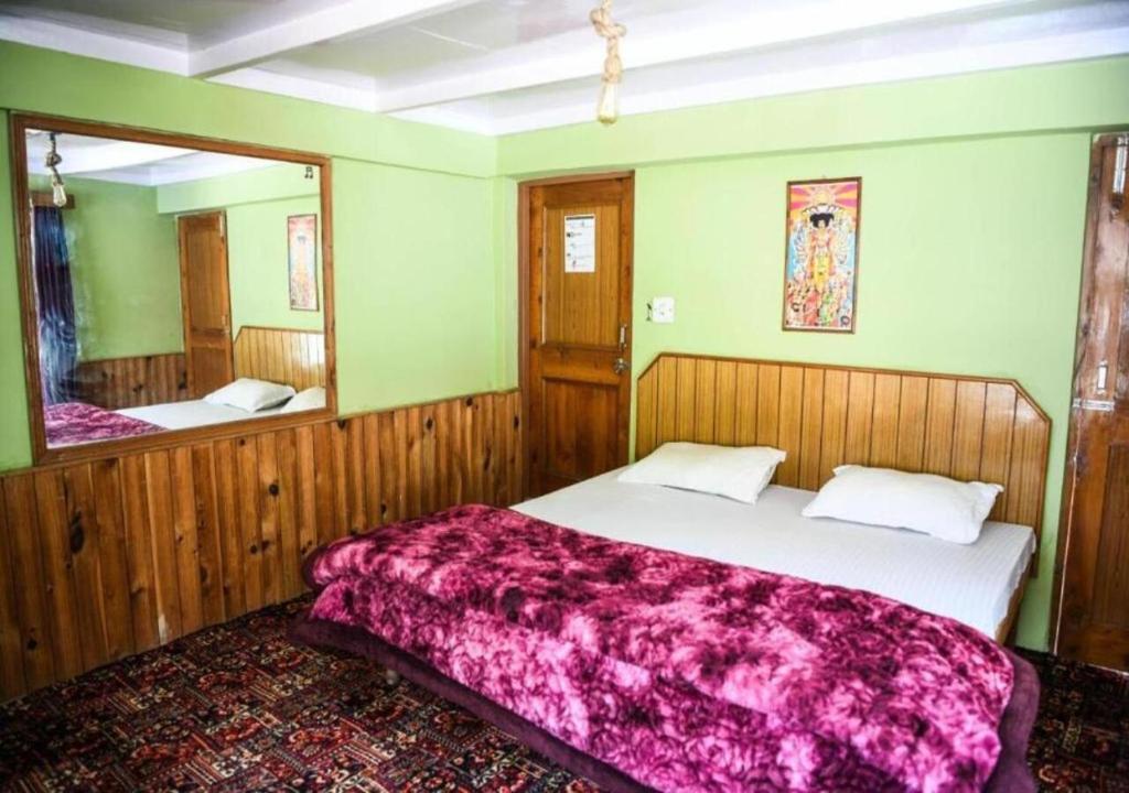 Postel nebo postele na pokoji v ubytování YOLO Backpackers - Manali