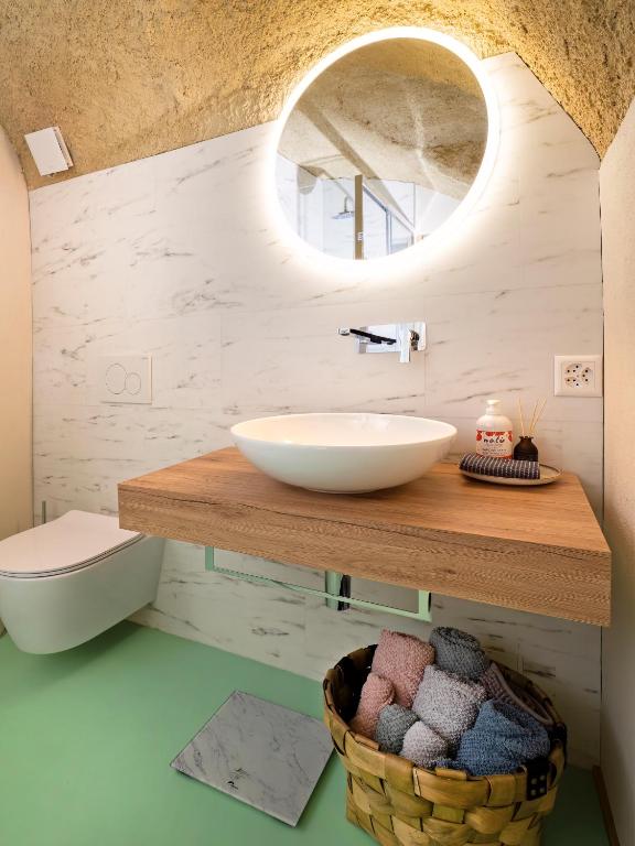 Koupelna v ubytování Rustico Mulino1 - Fully Renovated Near Locarno and Ascona