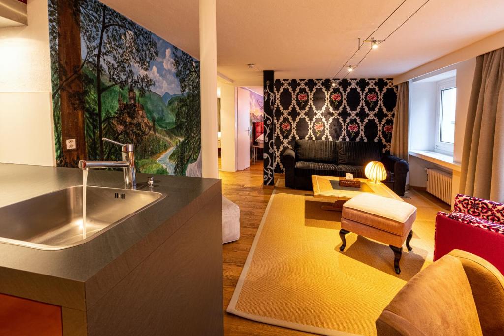 TV a/nebo společenská místnost v ubytování Home Hotel Arosa