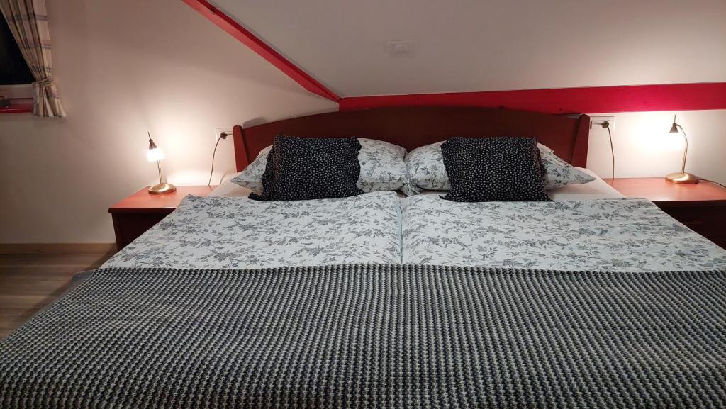 Postel nebo postele na pokoji v ubytování Rooms Ravnik