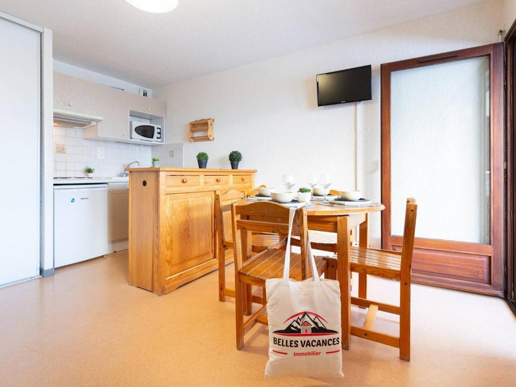 une cuisine avec une table et une salle à manger dans l'établissement Appartement 6 pers. avec balcon, au calme proche du centre de Saint-Lary-Soulan - FR-1-296-158, à Saint-Lary-Soulan
