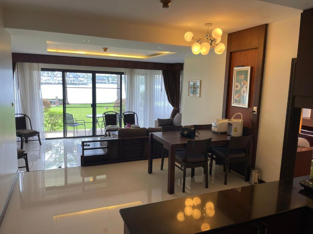 - un salon et une salle à manger avec une table et des chaises dans l'établissement Lakeside Allamanda Apartment, à Bang Tao Beach