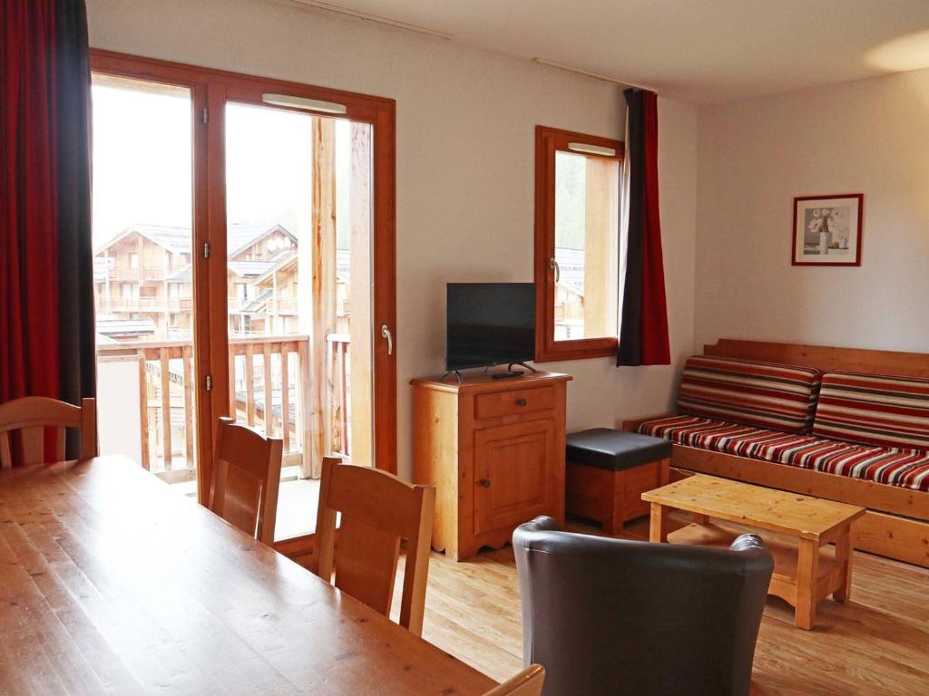 ein Wohnzimmer mit einem Sofa und einem Tisch in der Unterkunft Appartement Les Orres, 3 pièces, 8 personnes - FR-1-322-429 in Les Orres