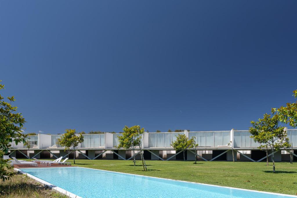 een uitzicht op een gebouw met een zwembad bij Bom Sucesso Resort in Vau