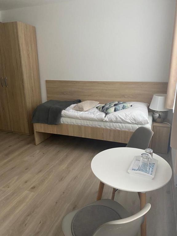 A bed or beds in a room at Jedlinka