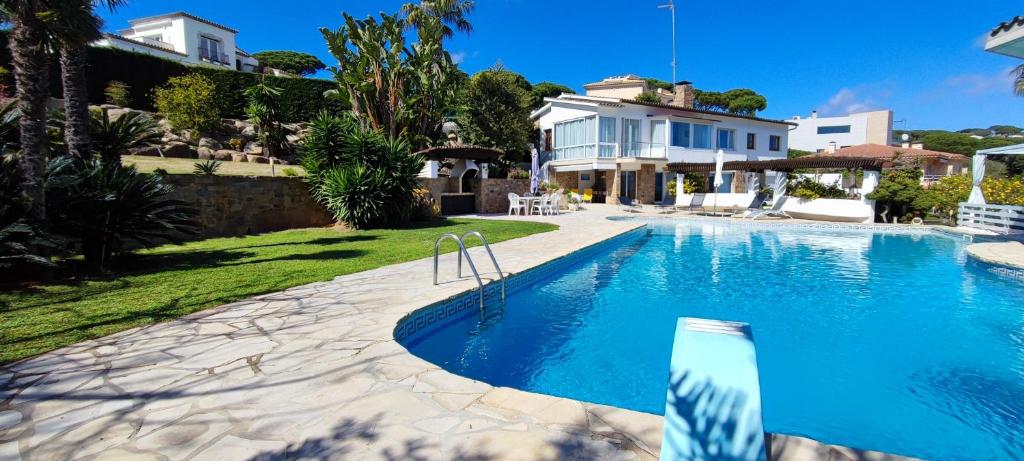 ein Pool vor einem Haus in der Unterkunft Els Ametllers luxury apartment Lloguer3.0 in Sant Feliu de Guixols