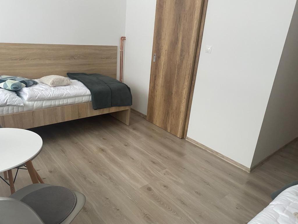 A bed or beds in a room at Jedlinka