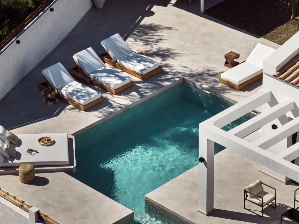 扎金索斯鎮的住宿－Estelle Luxury House，享有带躺椅的游泳池和游泳池的顶部景致
