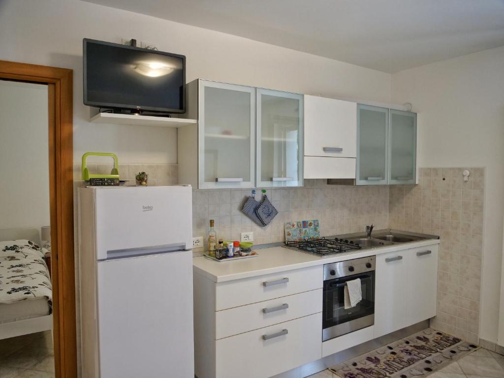 A kitchen or kitchenette at ROSE DE MAR - Grazioso appartamento con posto auto
