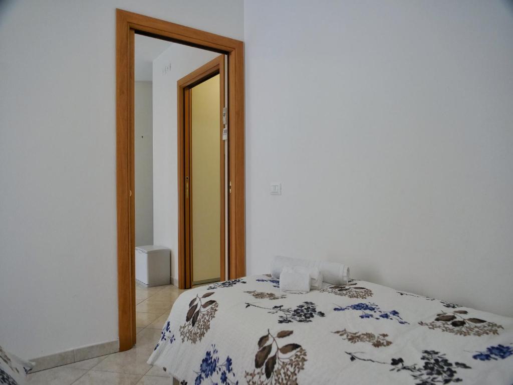 A bed or beds in a room at ROSE DE MAR - Grazioso appartamento con posto auto