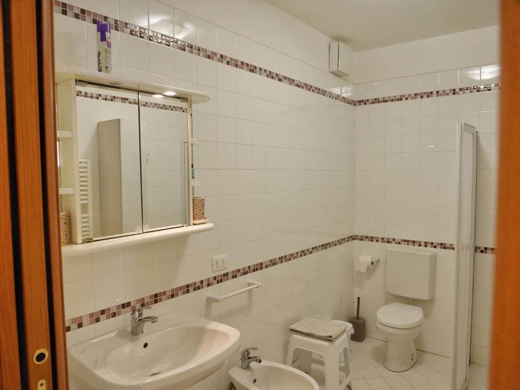 A bathroom at ROSE DE MAR - Grazioso appartamento con posto auto