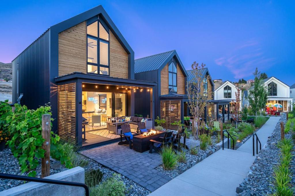 a contemporary home with a courtyard with a house at Tequila Long Time #311 in Chelan