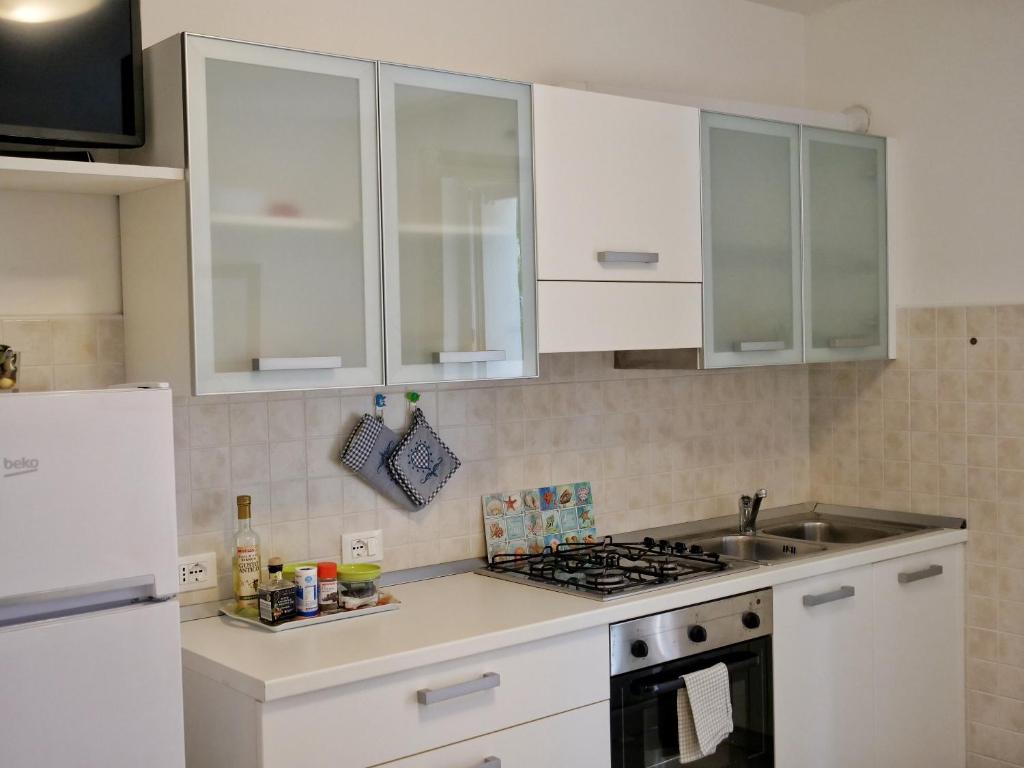 A kitchen or kitchenette at ROSE DE MAR - Grazioso appartamento con posto auto