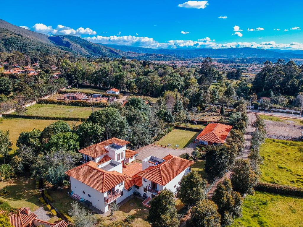 widok z powietrza na dom z pomarańczowymi dachami w obiekcie Las Marías ApartaSuites w mieście Villa de Leyva
