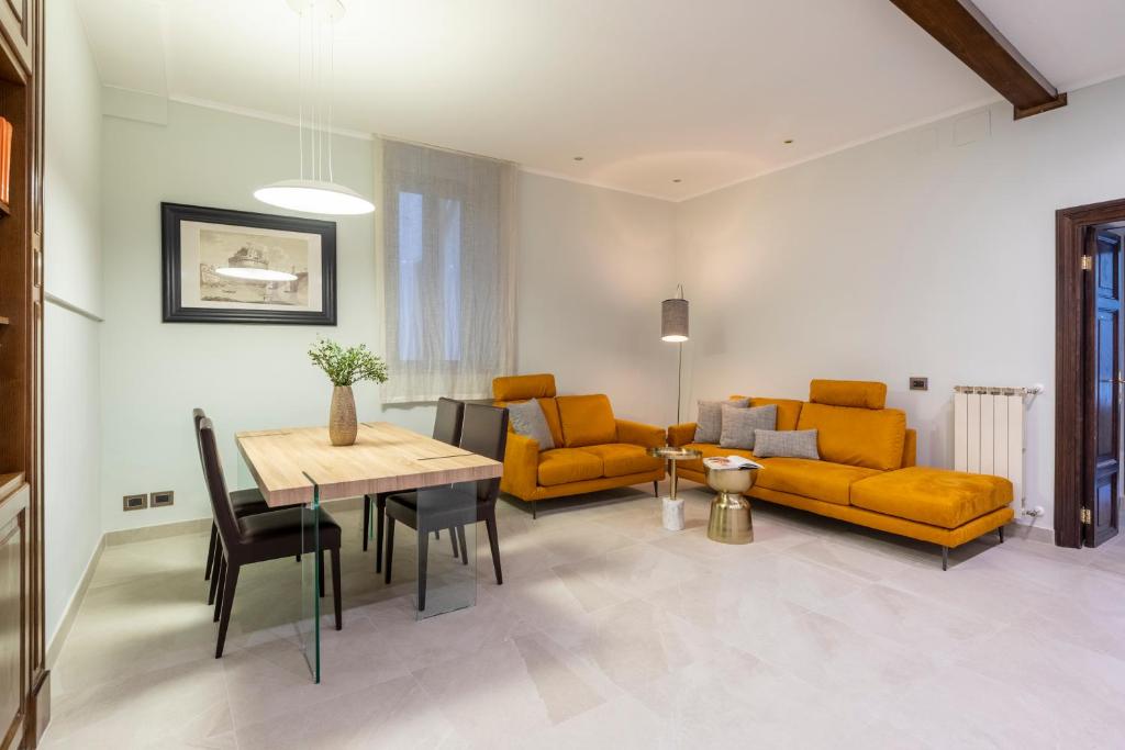 uma sala de estar com mobiliário amarelo e uma mesa em DEZA cozy place Nazionale em Roma