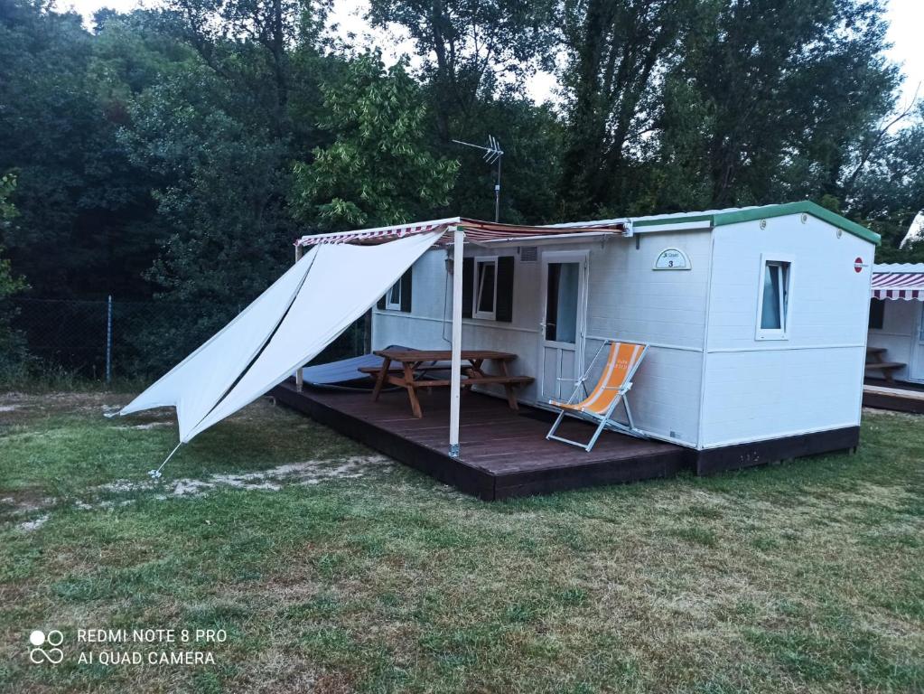 ein kleines Haus mit einem Zelt auf einer Terrasse in der Unterkunft Il Cinisco in Frontone