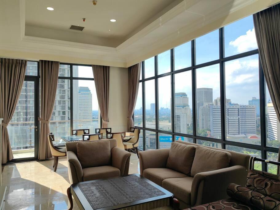 sala de estar con vistas a la ciudad en Senopati Penthouse Luxury 2 Bedroom Full Furnished SCBD Area en Yakarta