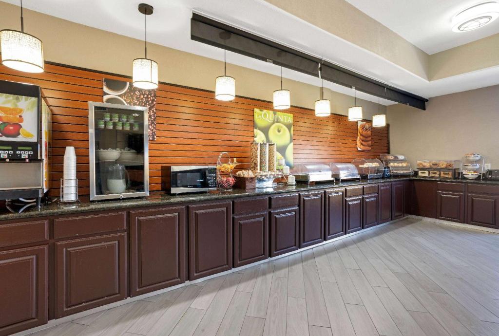 a fast food restaurant with aasteryasteryasteryasteryasteryasteryasteryasteryasteryastery at La Quinta by Wyndham Houston IAH Bush Intl Airport E in Humble