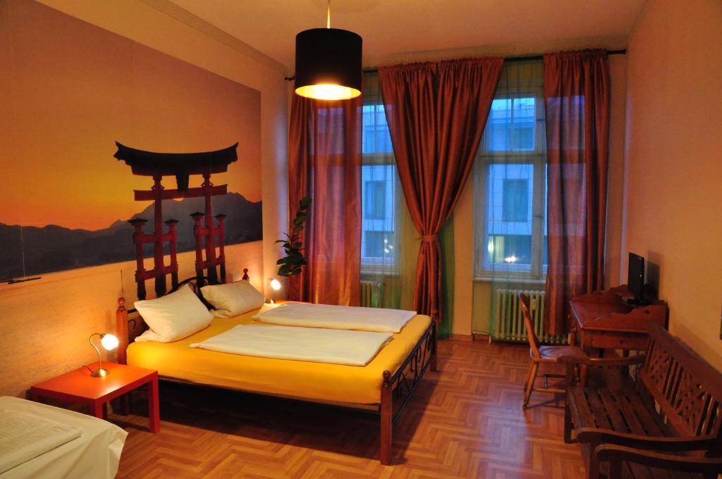 una camera con un letto e una grande finestra di Charlotten Apartments am Ku'damm a Berlino