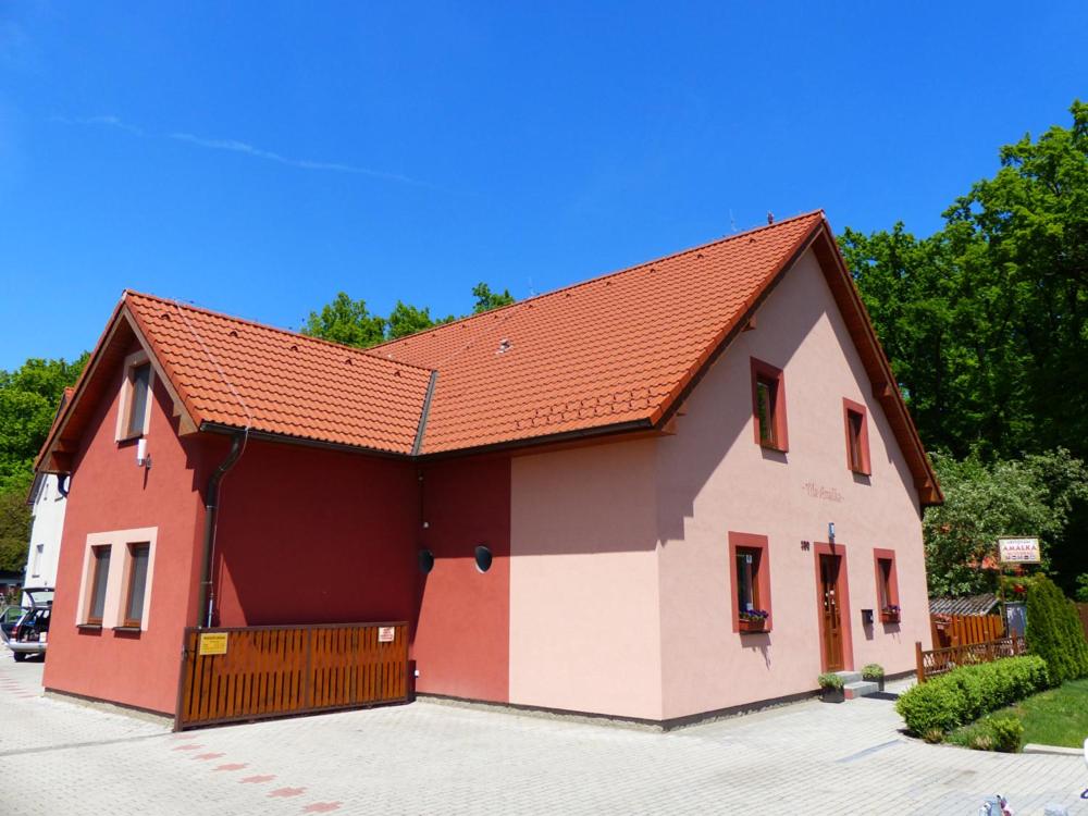 ein großes rotweißes Gebäude mit rotem Dach in der Unterkunft Penzion Amálka in Třeboň
