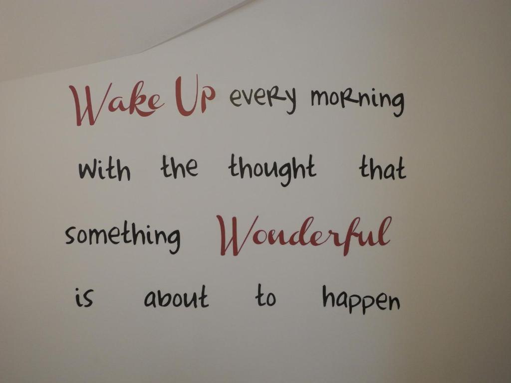 ブレシアにあるINTERNO31の毎朝目覚める白板の看板