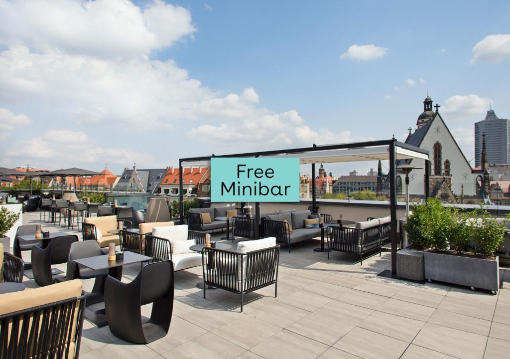 a free thinker sign on a patio with tables and chairs at INNSiDE by Meliá Leipzig in Leipzig
