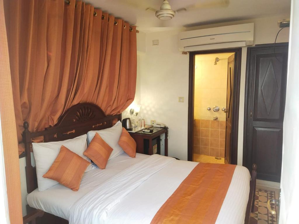 Postel nebo postele na pokoji v ubytování Palace On Ganges - Heritage Hotel