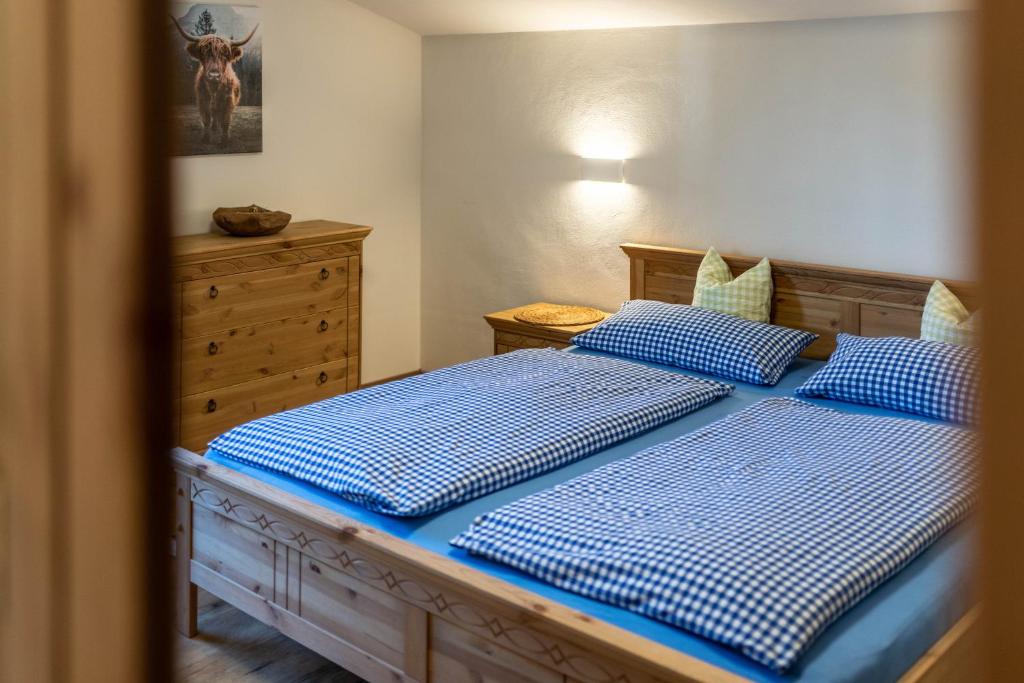 1 dormitorio con 2 camas y vestidor en Ferienwohnungen Veronika Wohnung 2 en Mittenwald