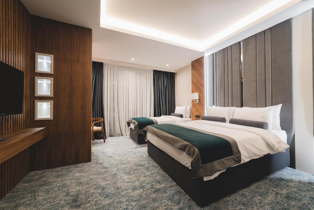 Postel nebo postele na pokoji v ubytování Bristol Hotel Podgorica