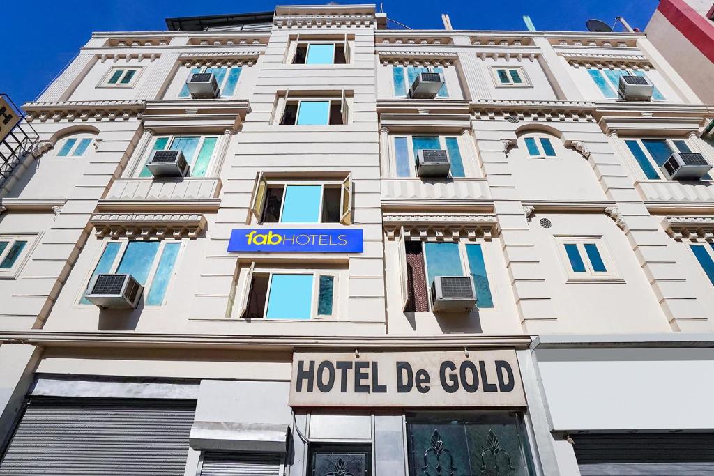 新德里的住宿－FabHotel De Gold，大楼前的金色标志酒店