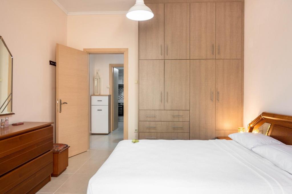 Postel nebo postele na pokoji v ubytování Fouki apartments Ipsos Beach