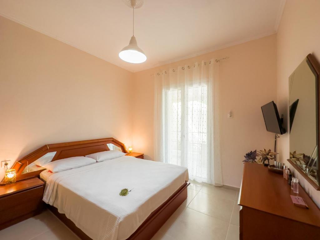 Postel nebo postele na pokoji v ubytování Fouki apartments Ipsos Beach