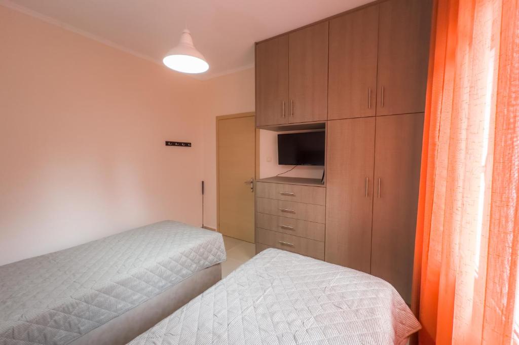 Postel nebo postele na pokoji v ubytování Fouki apartments Ipsos Beach