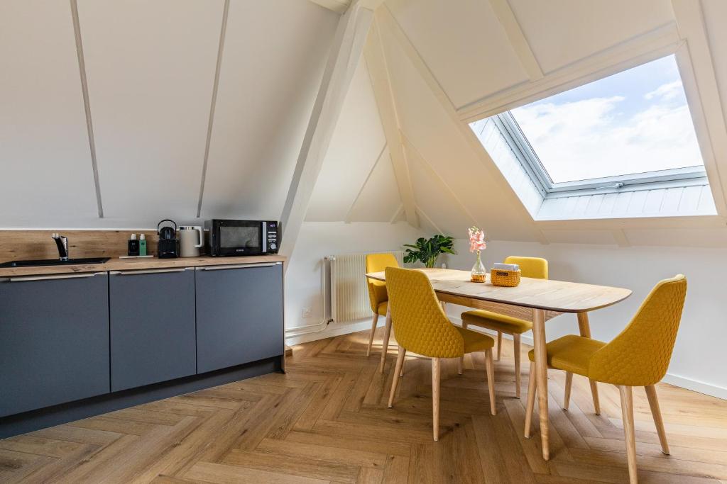 a kitchen and dining room with a table and chairs at Appart Cosy Privé Avec parking gratuit aux portes de Strasbourg in Hoenheim