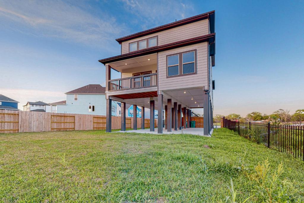 una casa grande con una valla y un patio en Clear Lake Shores, en Seabrook