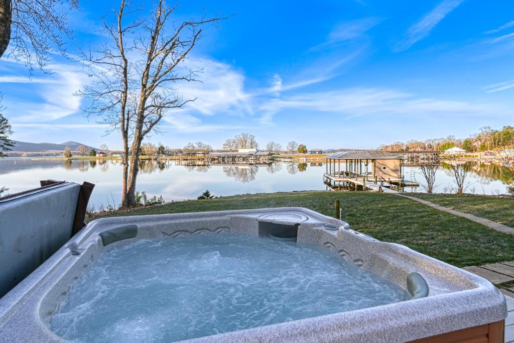 uma banheira de hidromassagem com vista para um lago em Doc Side em Huddleston