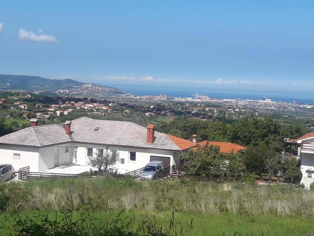 ein weißes Haus mit Meerblick in der Unterkunft RTL 2 in Koper